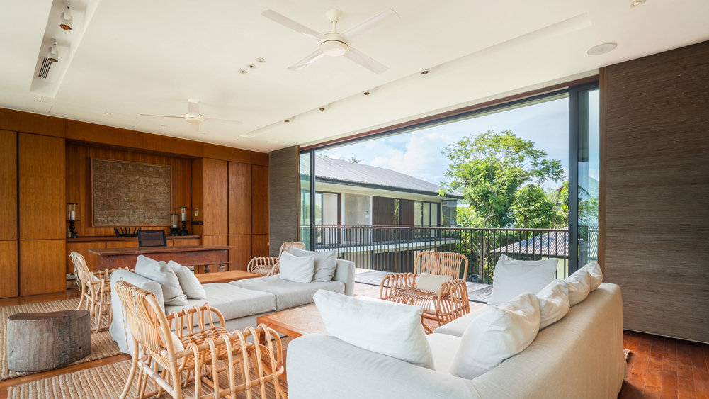 Arnalaya Beach House - Airy living room